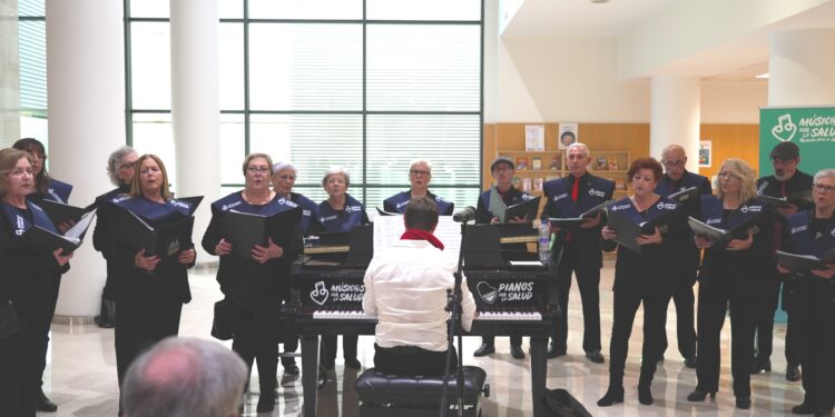 Músicos por la Salud y el Ayuntamiento de Valencia dan la bienvenida a la Navidad con un coro de villancicos en el Hospital La Fe