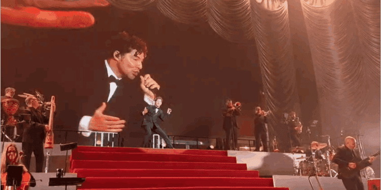 David Bisbal llena el Roig Arena con su concierto navideño “Todo es posible en Navidad” 1 David Bisbal convierte el Roig Arena en una fiesta navidena con emocion recuerdos y guinos a Valencia 2 scaled 1