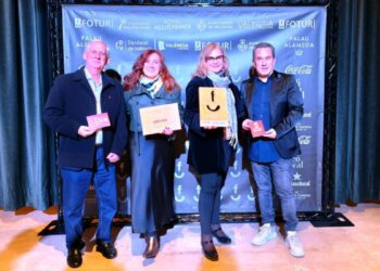 El Camino del Santo Grial recibe el Premio Turismo FOTUR 2025 como referente cultural europeo en València 14 EQUIPO EL CAMINO DEL SANTO GRIAL VICTOR PEREZ PRESIDENTE DE FOTUR PREMIO SANTO GRIAL 2025 scaled 1