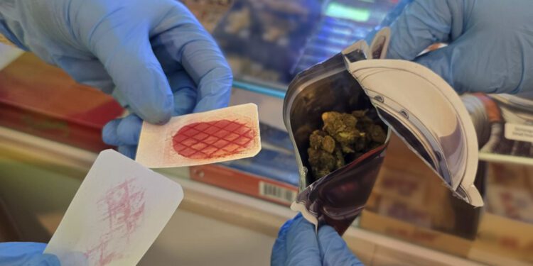 Dos investigados por vender cogollos de marihuana en un estanco en Chirivella 1 Dos investigados por vender cogollos de marihuana en un estanco en Chirivella