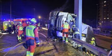 Choque y Vuelco: Herido Grave un Camionero al Impactar Contra el Pilar de una Pasarela en la A-3 (Chirivella)