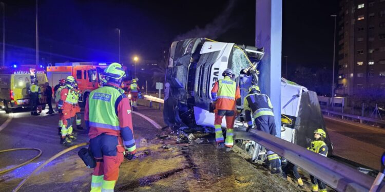 🚨 Choque y Vuelco: Herido Grave un Camionero al Impactar Contra el Pilar de una Pasarela en la A-3 (Chirivella) 1 Choque y Vuelco: Herido Grave un Camionero al Impactar Contra el Pilar de una Pasarela en la A-3 (Chirivella)