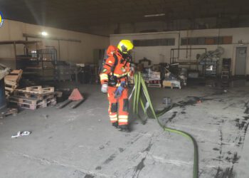 Controlado un incendio industrial en una nave de productos cromados en Paterna 14 Controlado un incendio industrial en una nave de productos cromados en Paterna