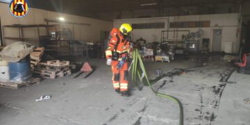 Controlado un incendio industrial en una nave de productos cromados en Paterna