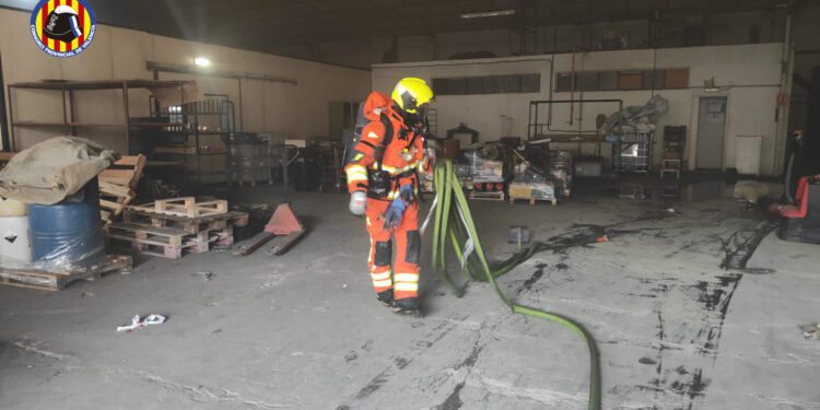 Controlado un incendio industrial en una nave de productos cromados en Paterna 1 Controlado un incendio industrial en una nave de productos cromados en Paterna