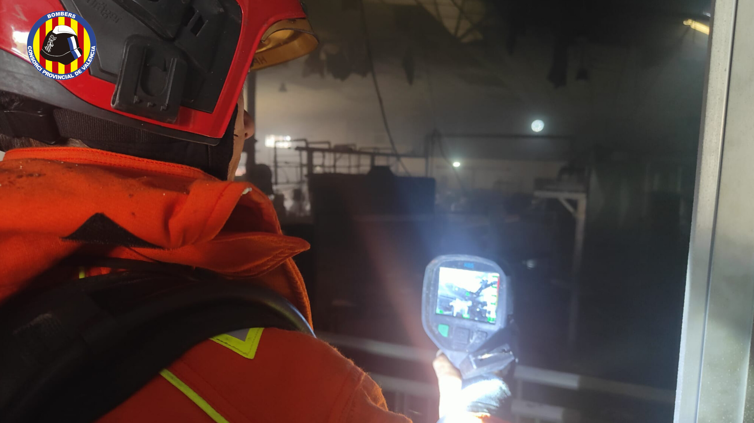 Controlado un incendio industrial en una nave de productos cromados en Paterna 2 G75u9HkXEAAfcRW