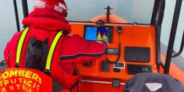 Misteriosa desaparición en una playa de Benicàssim: continúa la búsqueda de una mujer que entró al mar y no salió