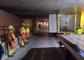 Un camión de reparto queda encajado bajo un paso inferior en Silla y precisa la intervención de los bomberos