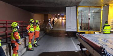 Un camión de reparto queda encajado bajo un paso inferior en Silla y precisa la intervención de los bomberos
