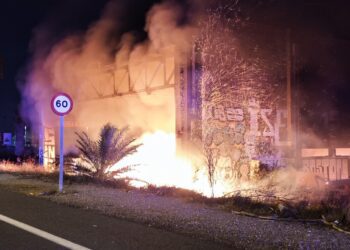 Incendio en las antiguas Bodegas Vinival de la Patacona