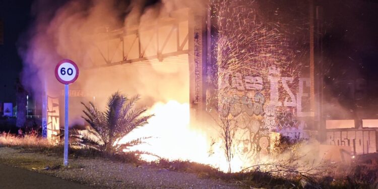 Incendio en las antiguas Bodegas Vinival de la Patacona