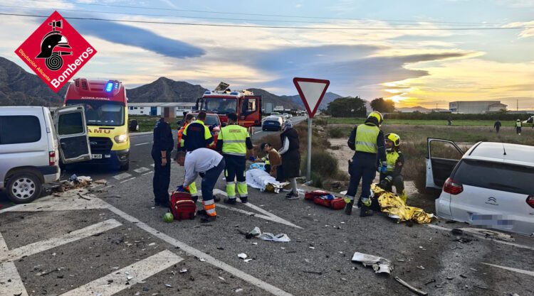 Cuatro heridos en grave accidente de tráfico en Cox: Bomberos excarcelan a una víctima atrapada