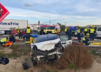 Cuatro heridos en grave accidente de tráfico en Cox: Bomberos excarcelan a una víctima atrapada 14 Cuatro heridos en grave accidente de tráfico en Cox: Bomberos excarcelan a una víctima atrapada