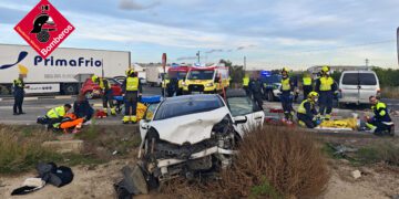 Cuatro heridos en grave accidente de tráfico en Cox: Bomberos excarcelan a una víctima atrapada