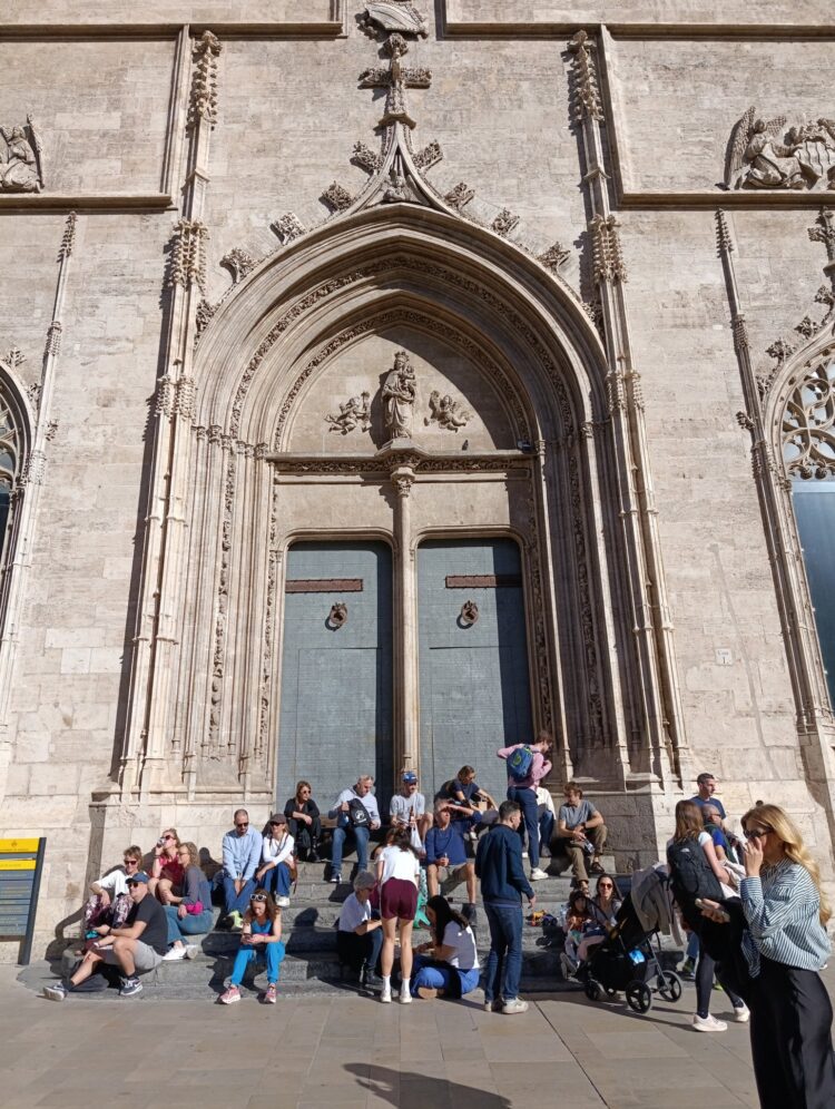 Desborde turístico y suciedad empañan el entorno de la Lonja en un fin de semana clave para Valéncia