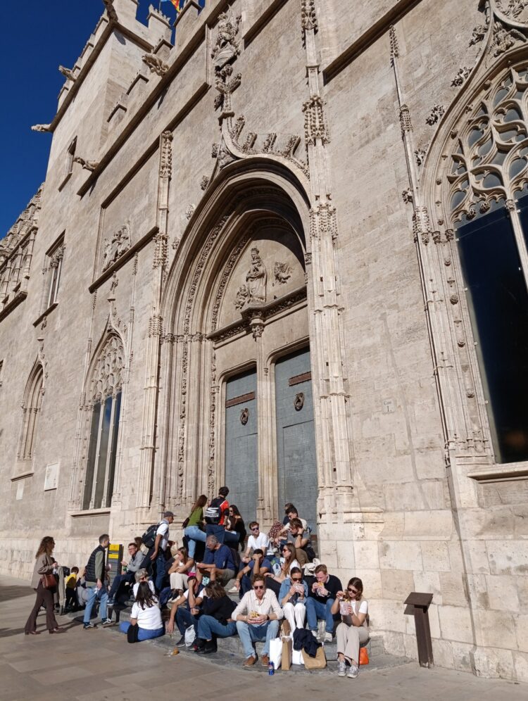 Desborde turístico y suciedad empañan el entorno de la Lonja en un fin de semana clave para Valéncia