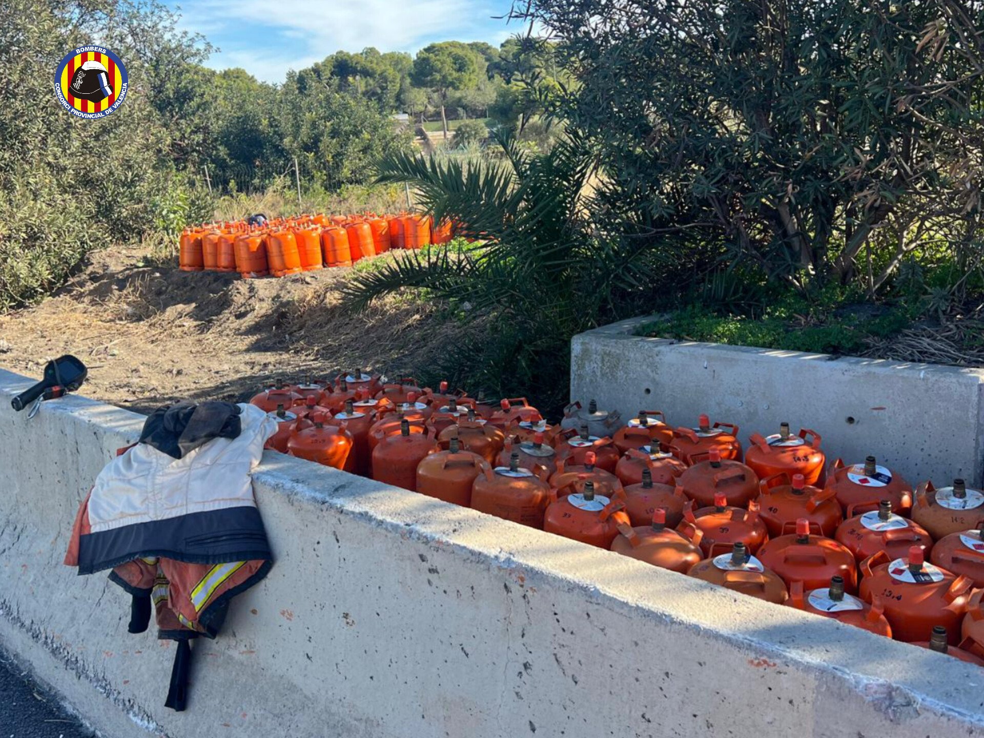 Alarma en la A-7 por la caída de 210 bombonas de butano de un camión en Godella 2 G7kjJANW8AAPHke