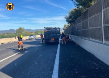 Alarma en la A-7 por la caída de 210 bombonas de butano de un camión en Godella 14 Alarma en la A-7 por la caída de 210 bombonas de butano de un camión en Godella