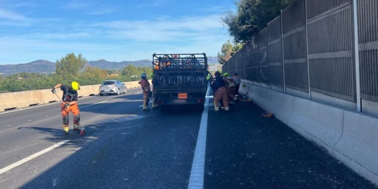 Alarma en la A-7 por la caída de 210 bombonas de butano de un camión en Godella 1 Alarma en la A-7 por la caída de 210 bombonas de butano de un camión en Godella