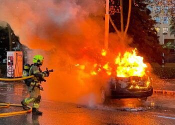 🔥 Un coche calcinado junto a la Ciudad de la Justicia obliga a intervenir a los bomberos 14 🔥 Un coche calcinado junto a la Ciudad de la Justicia obliga a intervenir a los bomberos