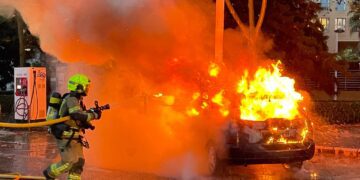 🔥 Un coche calcinado junto a la Ciudad de la Justicia obliga a intervenir a los bomberos
