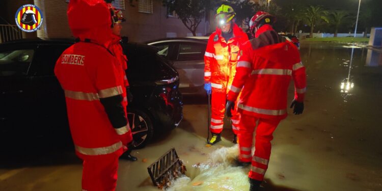 Los bomberos realizan 7 servicios en la zona de L'Horta Sur esta noche por acumulación de agua