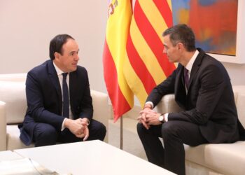 Pedro Sánchez y Pérez Llorca acuerdan crear la comisión mixta para la reconstrucción de la DANA 15 meses después