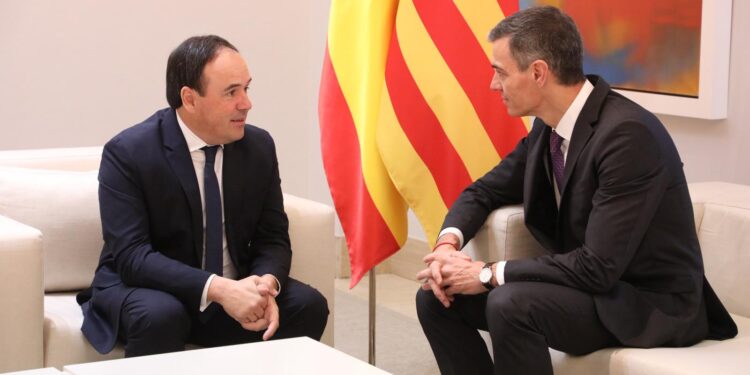 Pedro Sánchez y Pérez Llorca acuerdan crear la comisión mixta para la reconstrucción de la DANA 15 meses después
