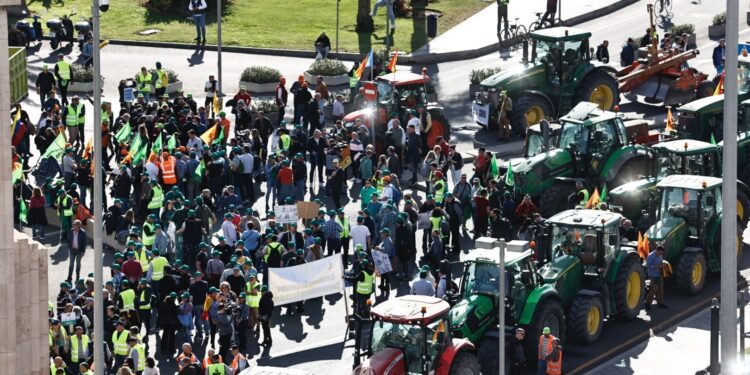 El sector primario vuelve a las calles: el campo valenciano clama contra la "asfixia" de las administraciones