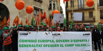 500 agricultores afean a Europa, Gobierno y Generalitat Valenciana su política contra el campo y exigen paren de ahogarlos