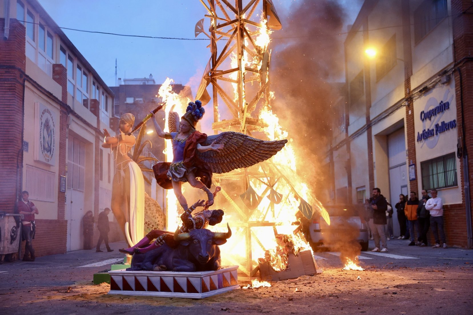 El mundo fallero da la bienvenida a la Navidad con la tradicional «Festa del Pi» 3 G8jbaHhWoAA Th