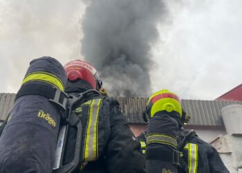 Virulento incendio en una empresa de muebles de la Vall d'Uixó obliga a los bomberos a replegarse al exterior