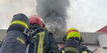 Virulento incendio en una empresa de muebles de la Vall d'Uixó obliga a los bomberos a replegarse al exterior