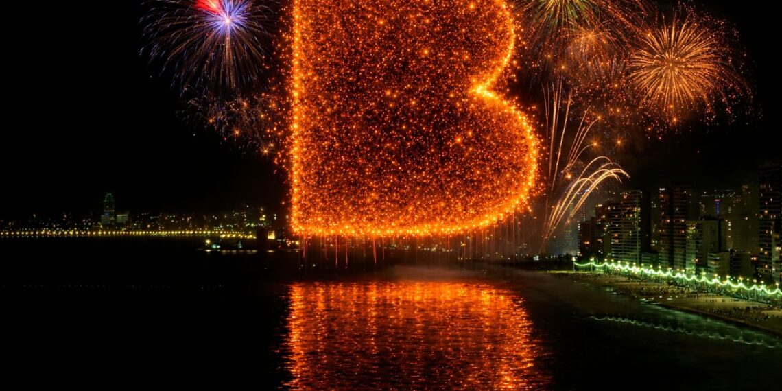 Benidorm despide el 2025 con un despliegue de luz y pólvora sobre el Mediterráneo