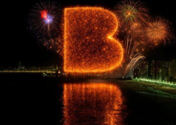 Benidorm despide el 2025 con un despliegue de luz y pólvora sobre el Mediterráneo