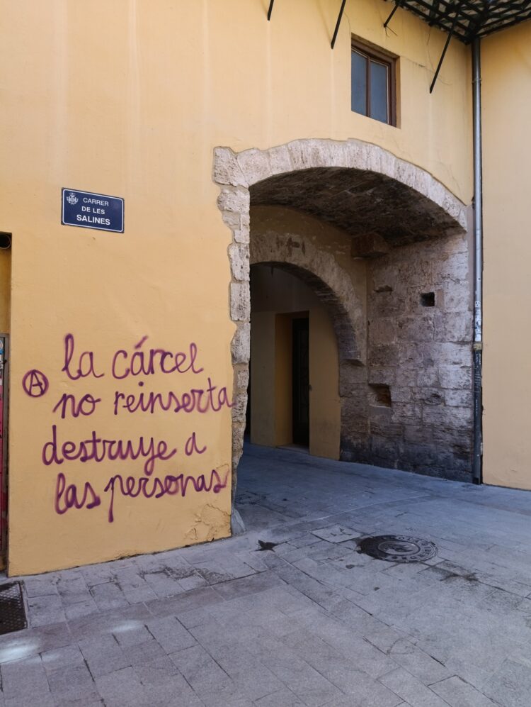 La crónica de la impunidad Valencia, ciudad cautiva de las pintadas contra el patrimonio