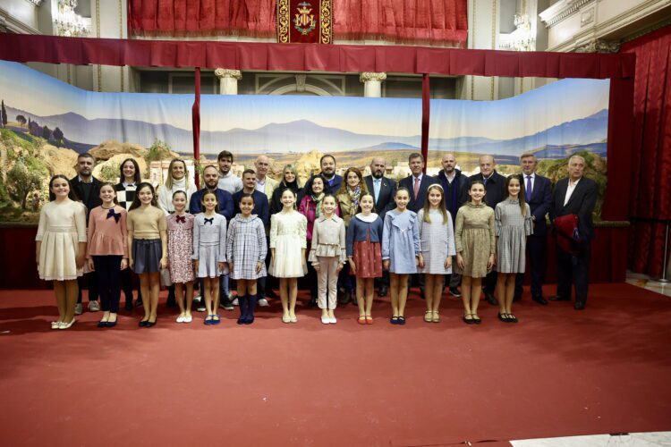 Valencia inaugura sus belenes municipales con un coro de niños y la FMI de Valencia con su Corte de Honor