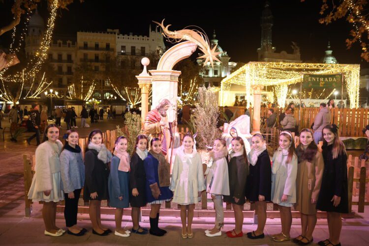 Valencia inaugura sus belenes municipales con un coro de niños y la FMI de Valencia con su Corte de Honor