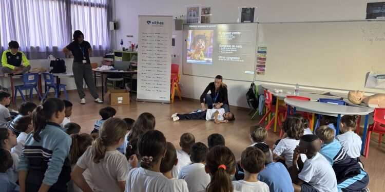 Vithas Valencia 9 de Octubre continúa con la formación en colegios de maniobras de reanimación cardiopulmonar y primeros auxilios 1 Vithas Valencia 9 de Octubre continúa con la formación en colegios de maniobras de reanimación cardiopulmonar y primeros auxilios