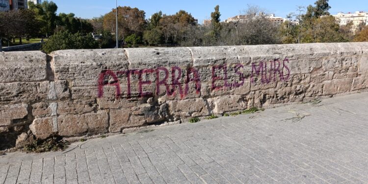 La crónica de la impunidad Valencia, ciudad cautiva de las pintadas contra el patrimonio