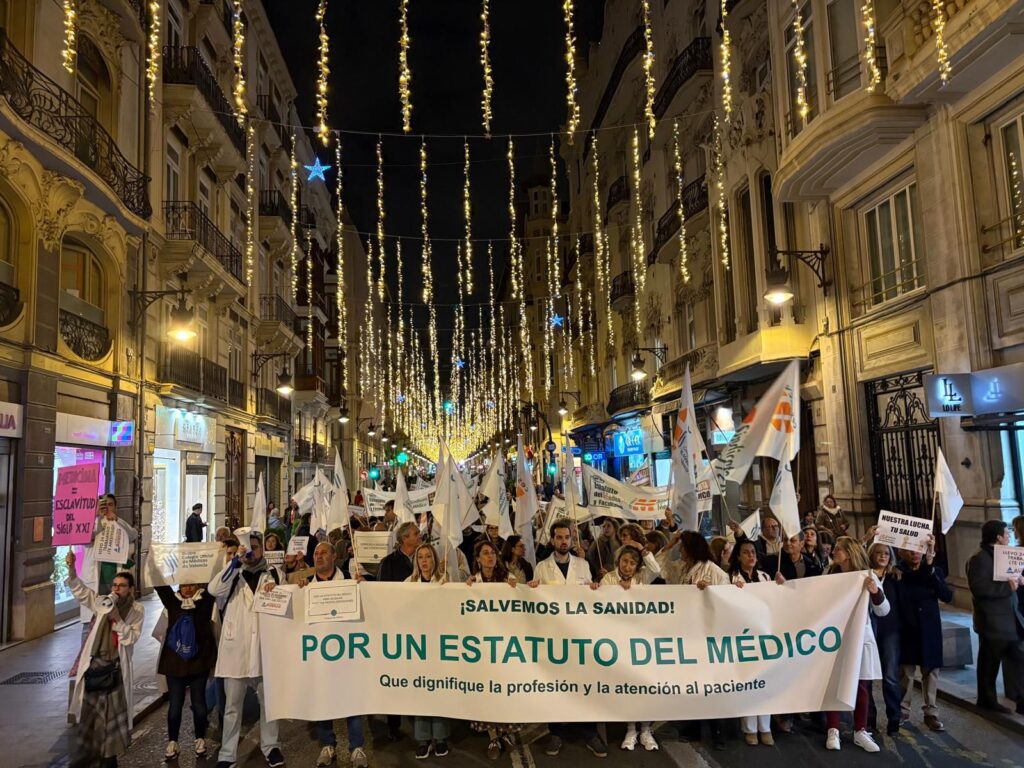 Más de 4.000 médicos se manifiestan por las calles de Valencia para exigir un estatuto propio tras su tercera huelga en un año 4 Mas de 4.000 medicos se manifiestan en Valencia para exigir un estatuto propio y condiciones laborales dignas 1
