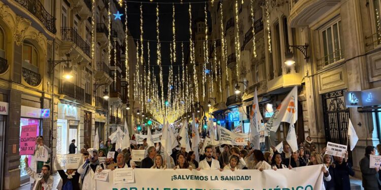 Más de 4.000 médicos se manifiestan por las calles de Valencia para exigir un estatuto propio tras su tercera huelga en un año 1 Más de 4.000 médicos se manifiestan por las calles de Valencia para exigir un estatuto propio tras su tercera huelga en un año