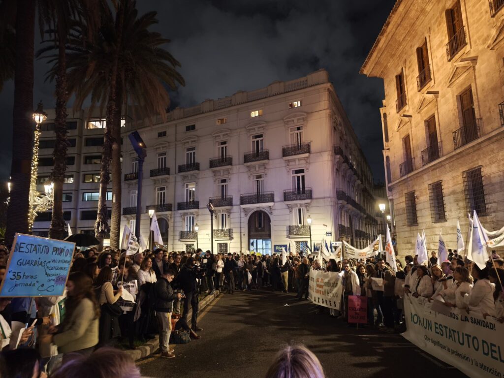 Manifestación de médicos en Valencia por un estatuto propio Mas de 4.000 medicos se manifiestan en Valencia para exigir un estatuto propio y condiciones laborales dignas 2