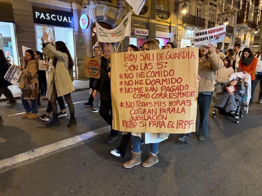 Más de 4.000 médicos se manifiestan por las calles de Valencia para exigir un estatuto propio tras su tercera huelga en un año 6 Mas de 4.000 medicos se manifiestan en Valencia para exigir un estatuto propio y condiciones laborales dignas 3