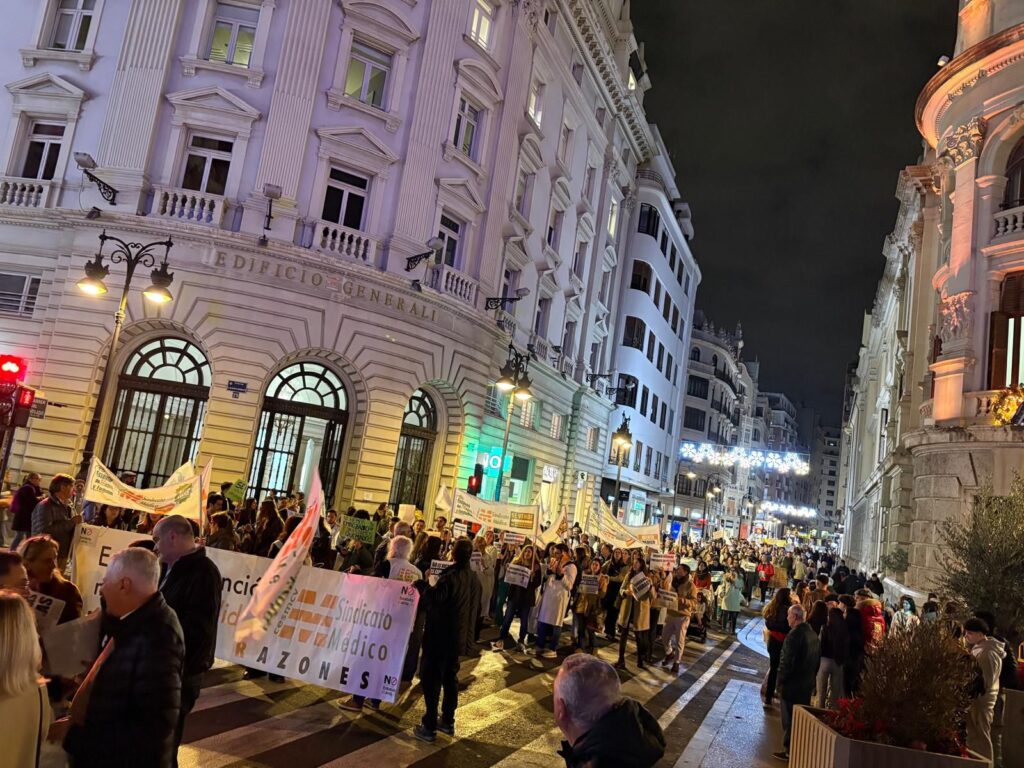 Más de 4.000 médicos se manifiestan por las calles de Valencia para exigir un estatuto propio tras su tercera huelga en un año 8 Mas de 4.000 medicos se manifiestan en Valencia para exigir un estatuto propio y condiciones laborales dignas 5