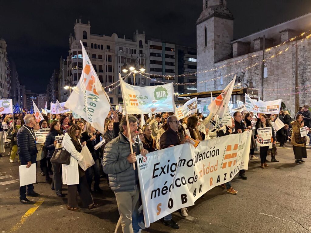 Más de 4.000 médicos se manifiestan por las calles de Valencia para exigir un estatuto propio tras su tercera huelga en un año 9 Mas de 4.000 medicos se manifiestan en Valencia para exigir un estatuto propio y condiciones laborales dignas 6