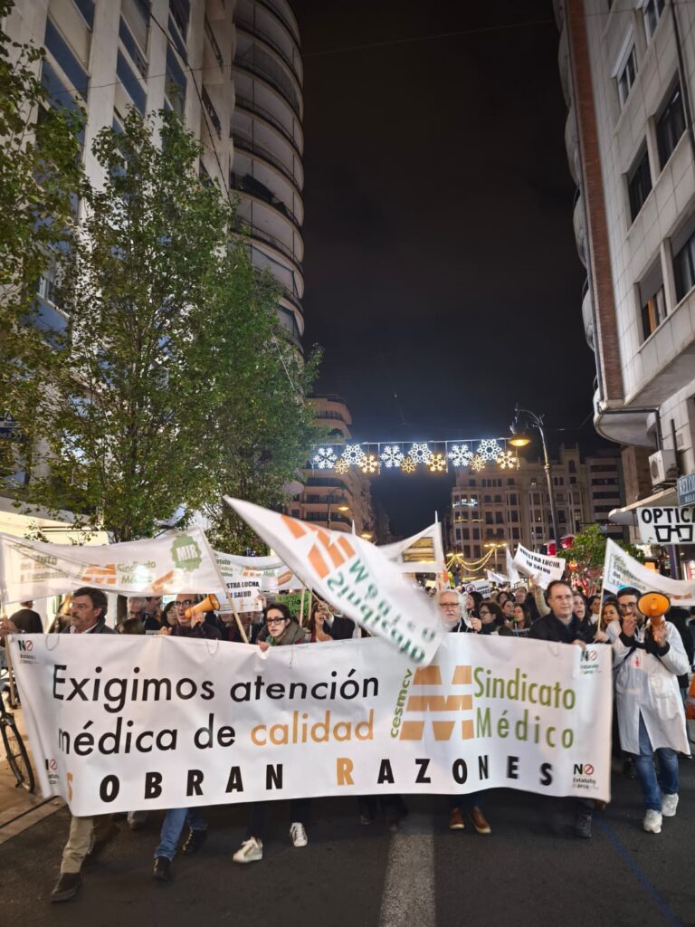 Más de 4.000 médicos se manifiestan por las calles de Valencia para exigir un estatuto propio tras su tercera huelga en un año 2 Mas de 4.000 medicos se manifiestan en Valencia para exigir un estatuto propio y condiciones laborales dignas 7