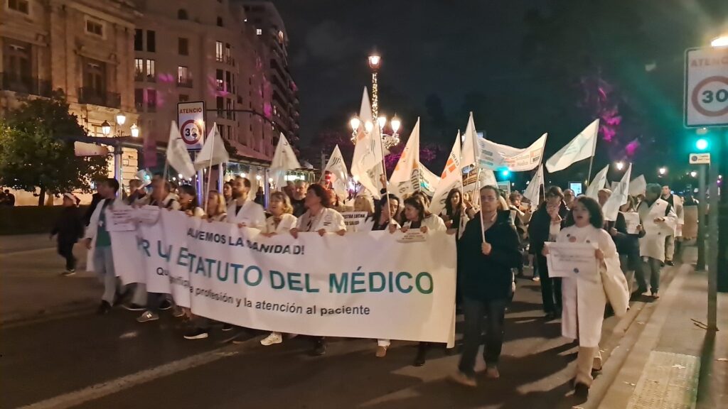 Más de 4.000 médicos se manifiestan por las calles de Valencia para exigir un estatuto propio tras su tercera huelga en un año 3 Mas de 4.000 medicos se manifiestan en Valencia para exigir un estatuto propio y condiciones laborales dignas 8
