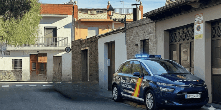 Muere el policia agredido con una piedra en Vinalesa tras 17 dias en coma un coche de la policia nacional espanola 1 scaled 1