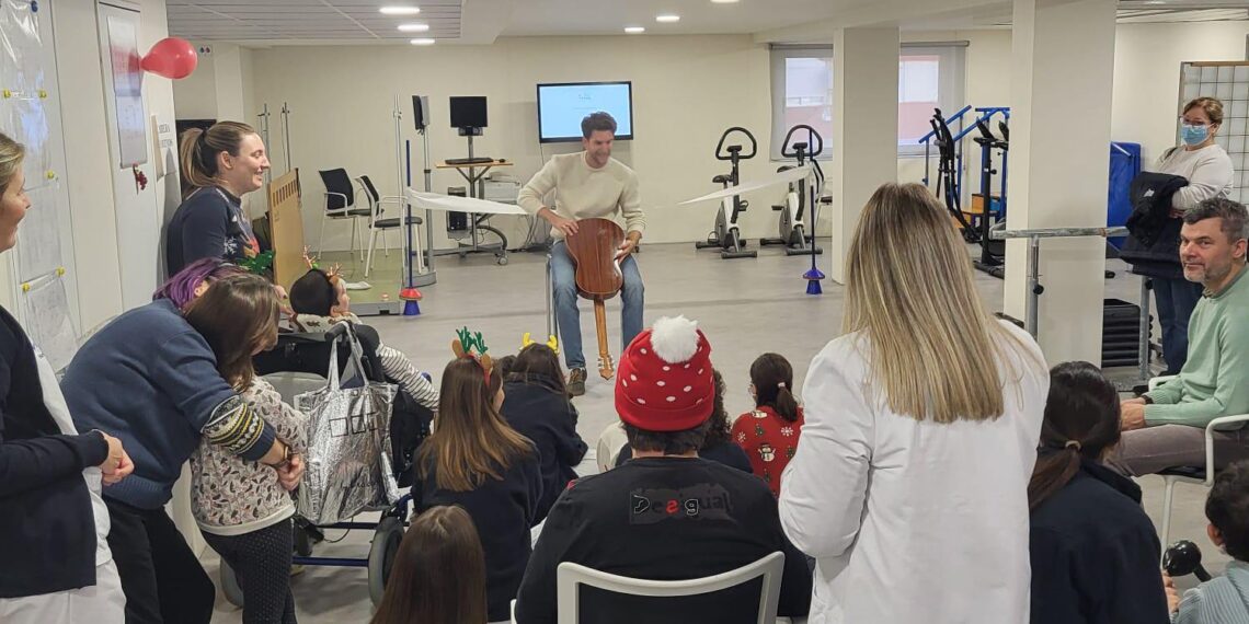 La música navideña llena de calidez la Unidad de Neurorrehabilitación del Hospital Vithas Valencia Consuelo